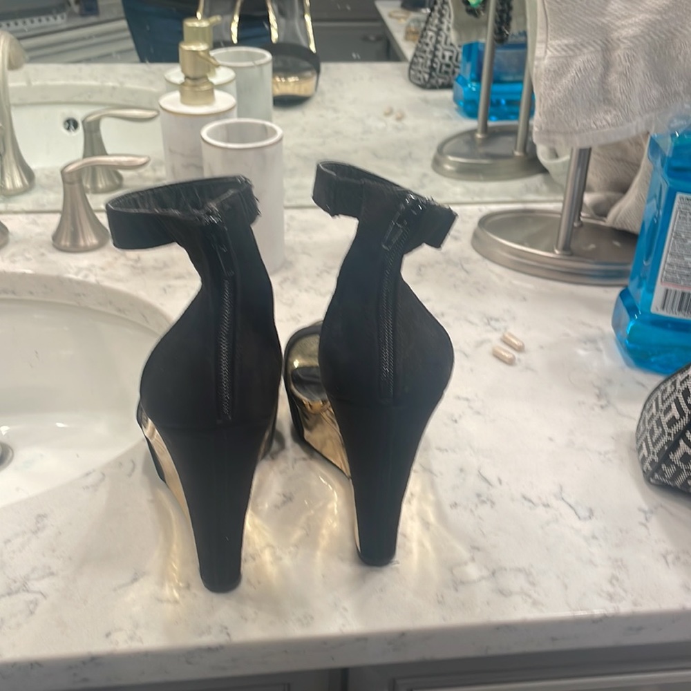 Sexy gold and black wedges size 81/2 - Picture 2 of 5